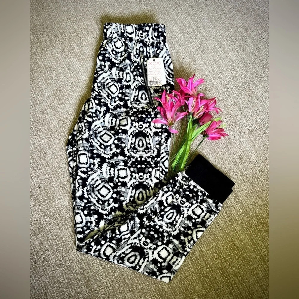 Pink Republic NWT Printed Zipper Joggers - Small